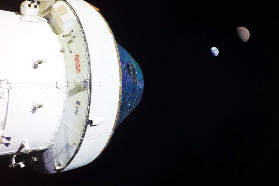 Необычная фотография Земли и Луны, сделанная космическим кораблем Orion