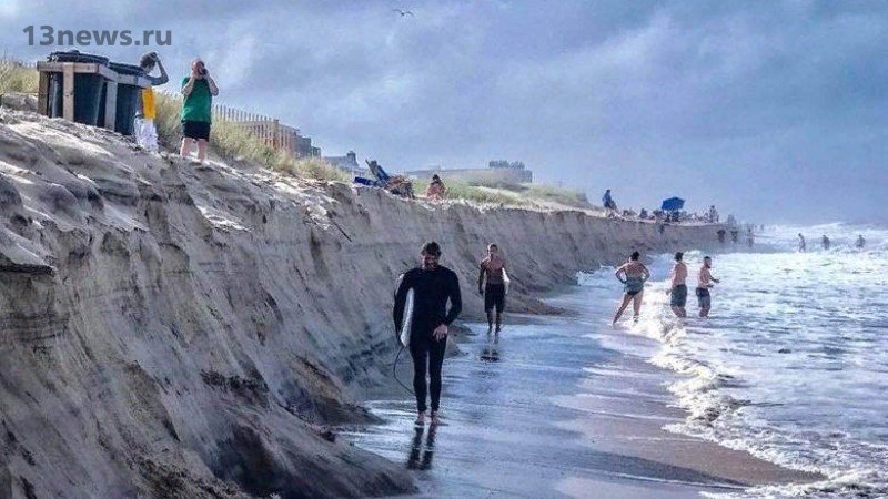 За одну ночь на пляже США выросла огромная стена из песка