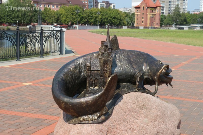 В Калининграде установили памятник огромному сому