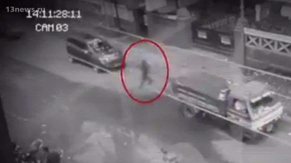 На Филиппинах призрак появился на дороге и прошёл сквозь машины