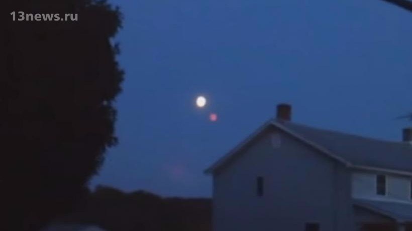 Американец снял на видео красную планету у Луны. Пользователи сочли, что это Нибиру