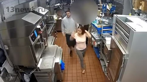 Сотрудники «McDonald’s» подрались с клиенткой и попали на видео