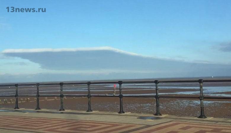 В Англии появилось прямоугольное облако, выглядит странно
