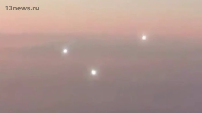 В Сети опубликовали видео загадочных светящихся объектов в небе