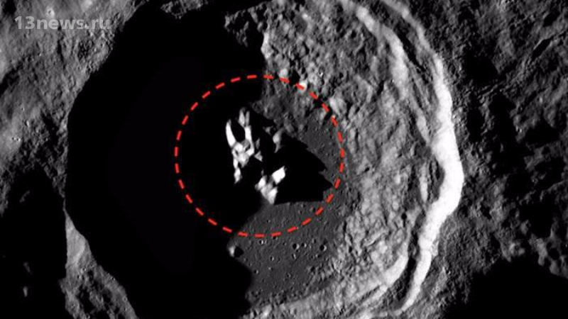 На снимках лунного кратера разглядели загадочный объект