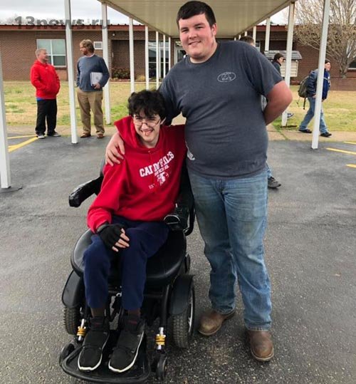 Школьник работал 2 года, чтобы купить инвалидную коляску для друга