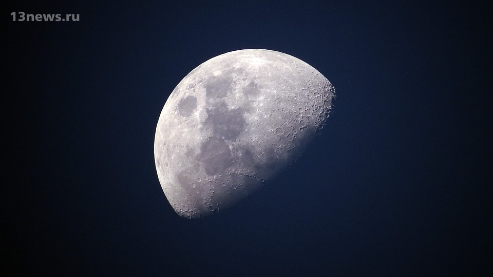 Уфолог опубликовал видео неопознанного объекта у Луны. Спутник или НЛО, неизвестно