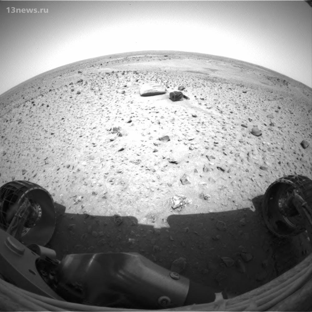 На снимках Марса обнаружили странный камень с отверстием. Следы обработки?