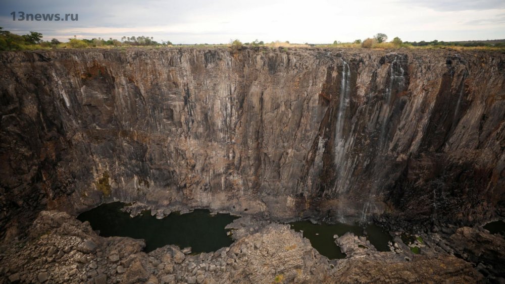 Водопад "Виктория" почти пересох. Учёные объясняют это засухой