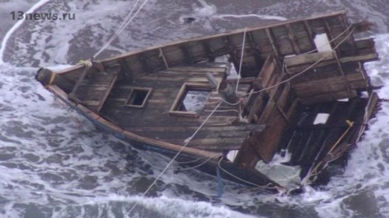 На берегу в Японии обнаружили «лодку-призрак» с пятью скелетами