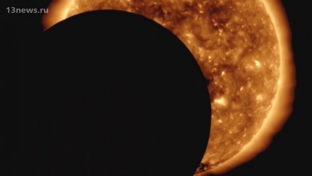 Уфолог Скотт Уоринг рассказал об огромном НЛО около Солнца и показал видео
