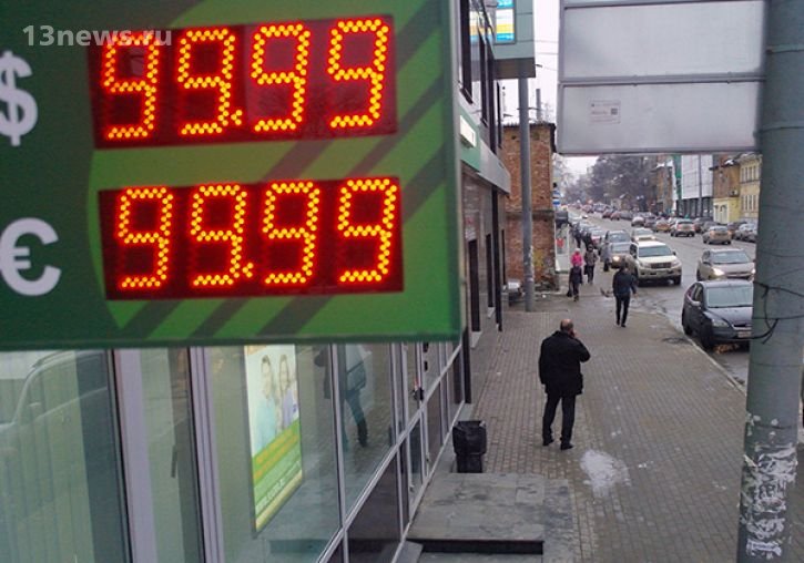 Нефть стремительно падает в цене. Стоимость доллара может вырасти до 100-120 рублей