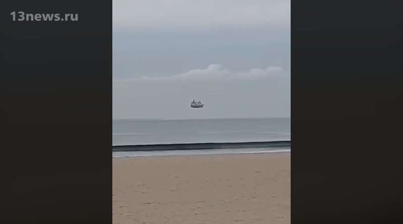 Женщина уверена, что сняла на камеру парящий в воздухе корабль