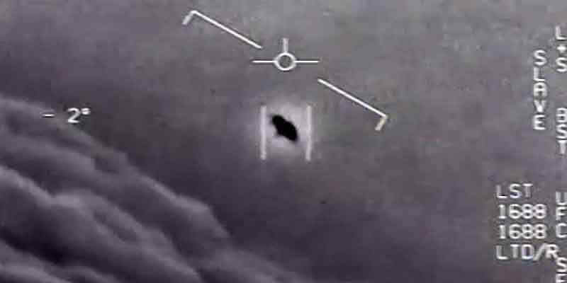 Экс-пилот ВМС США рассказал о встрече с неопознанными объектами в небе