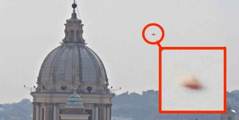 Появился снимок огромного оранжевого объекта, похожего на НЛО в Ватикане