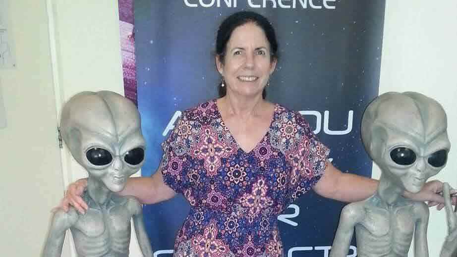 Женщина утверждает, что она с детства общается с инопланетными представителями