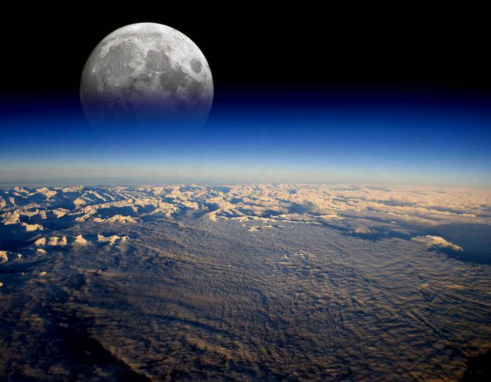 Уфологи уверены: инопланетяне уже оккупировали Луну