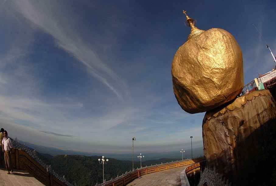 Тайна золотой ступы "Чайтхийоу" в Мьянме, которая стоит на обрыве и нарушает законы физики