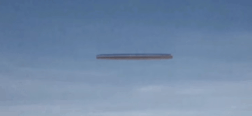 Сигарообразный НЛО, который появился около пассажирского самолета в 2016
