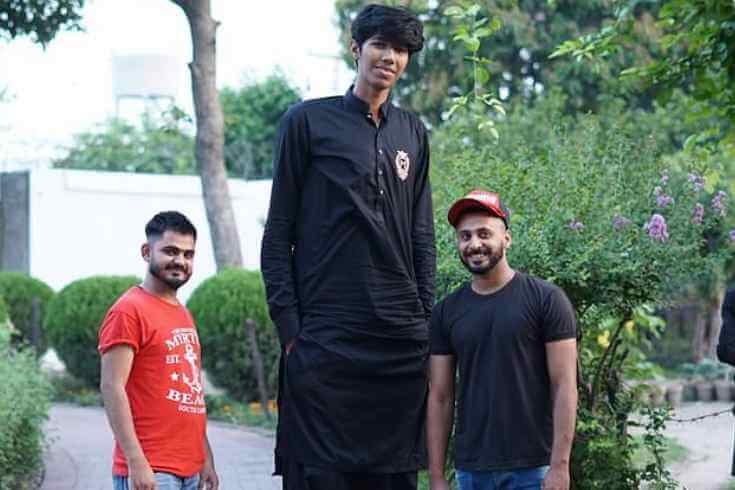Пакистанский гигант: 21-летний юноша вырос до 230 см