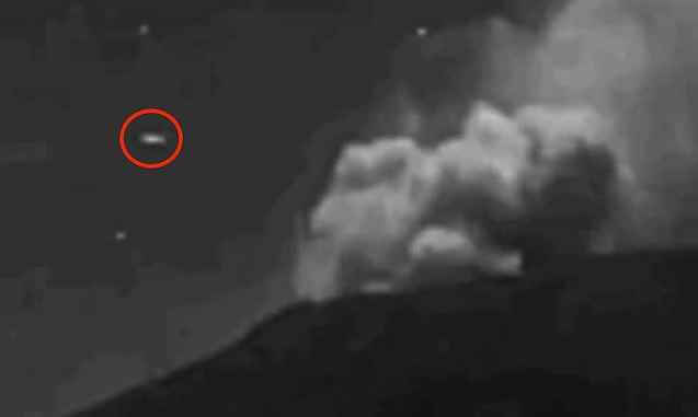 Скотт Уоринг показал НЛО, который влетает в вулкан Попокатепетль