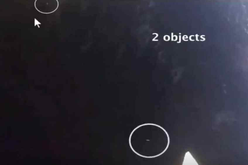 Камеры МКС снова зафиксировали 2 светящихся НЛО