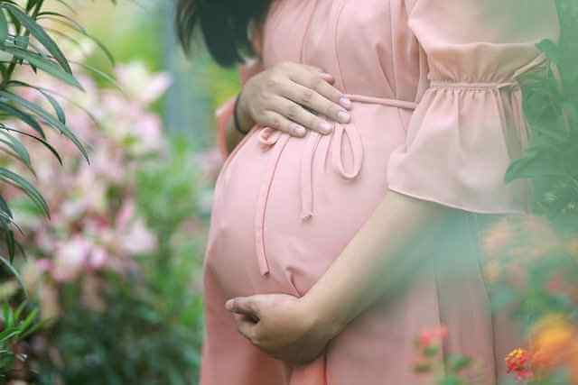 Исследование процедуры ЭКО показало, что эмбрионы с хромосомными аномалиями могут привести к успешной беременности
