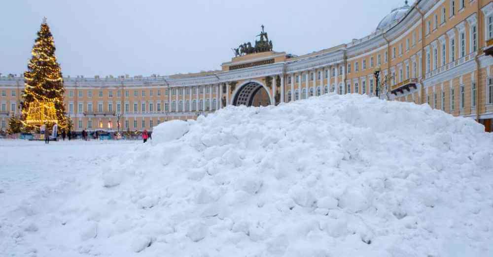 Жители Петербурга назвали самые неочищенные от снега районы