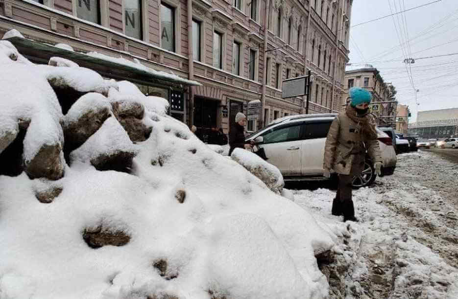 Смольный не сумел расчистить Петербург от снежных завалов до конца года