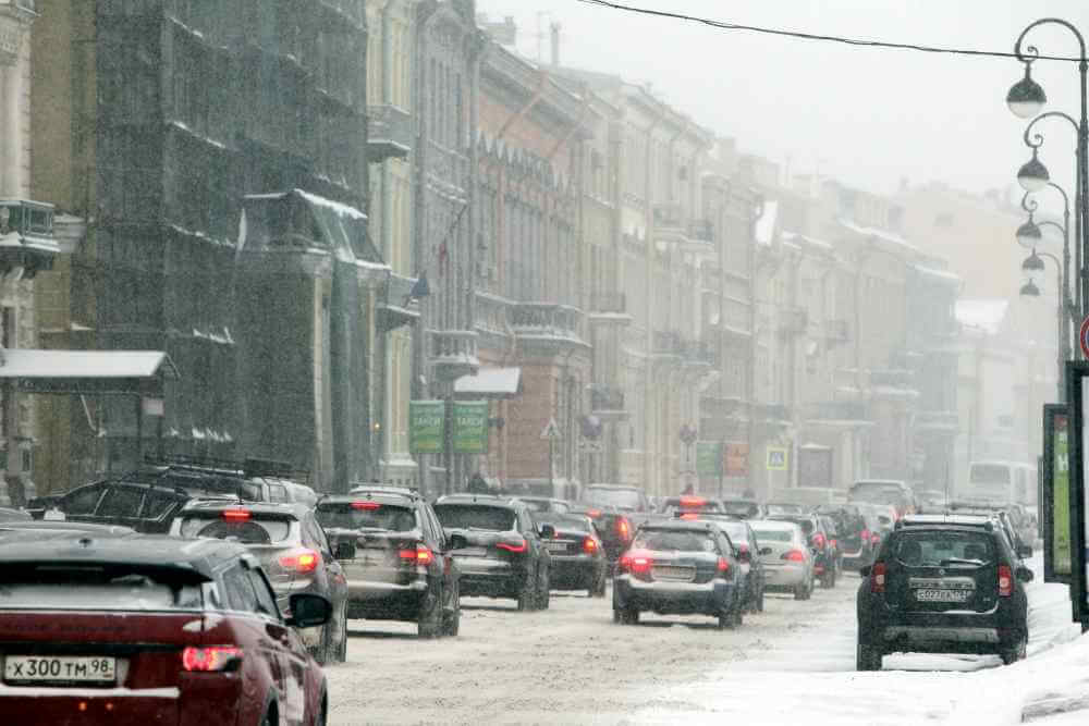 Автомобилисты Петербурга сообщают о пробках и ДТП после прошедшего ночью снегопада