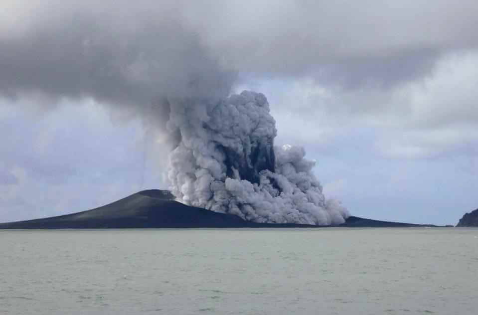 Токсичное облако из извергающегося вулкана в Тонга может вызвать кислотные дожди