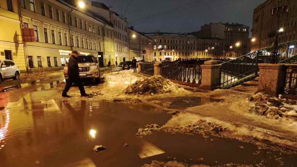 Петербург продолжает «тонуть» из-за не убранного вовремя снега