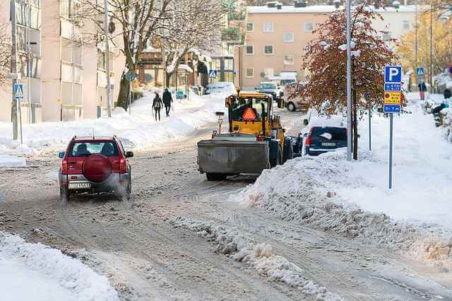 Петербургские власти привлекают школьников расчищать улицы вместо коммунальщиков