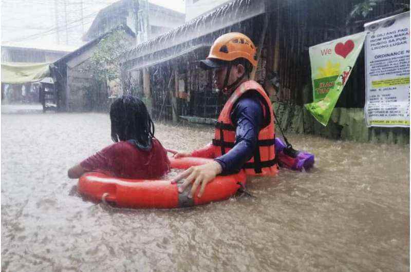 Мощный тайфун обрушился на Филиппины, почти 100000 человек эвакуированы