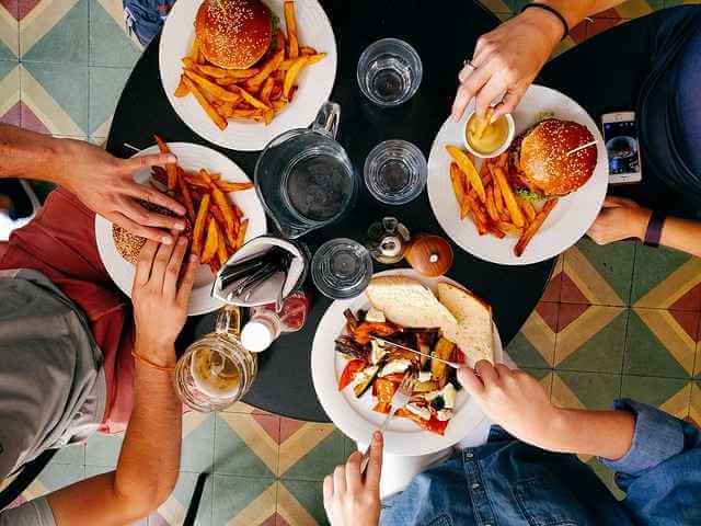 Дневной прием пищи может снизить риски для здоровья, связанные с работой в ночную смену