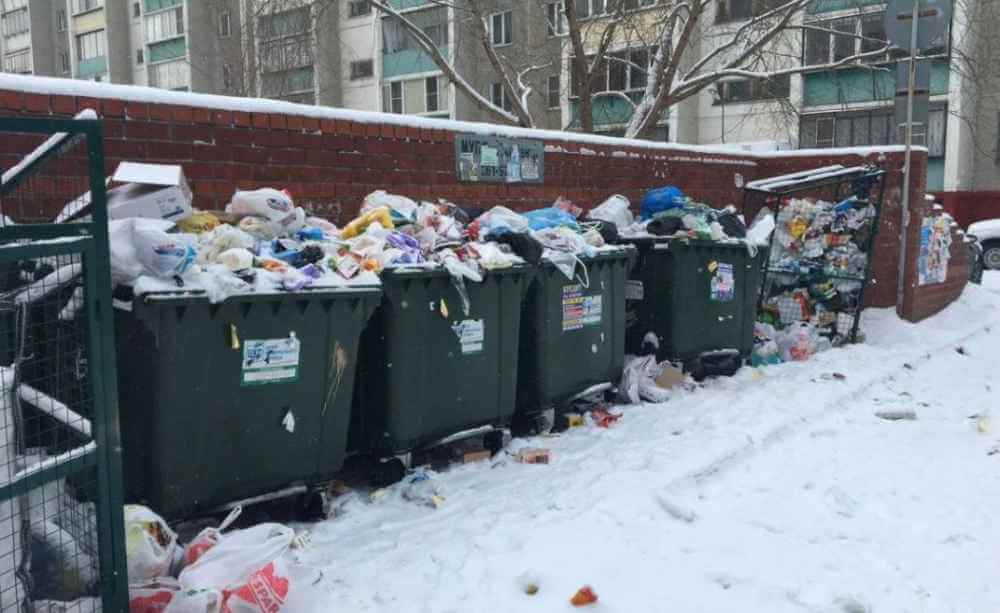 Перевозчики испытывают трудности с разгрузкой мусорных баков из-за снега