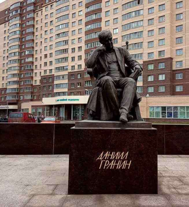 Золоотвал рядом с памятником Гранину беспокоит петербуржцев уже много лет