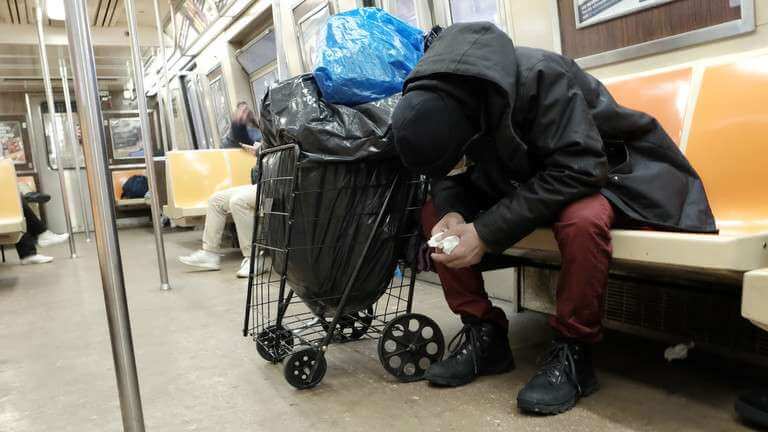 Нью-Йорк столкнулся с негативной реакцией после запрета бездомным выходить из метро
