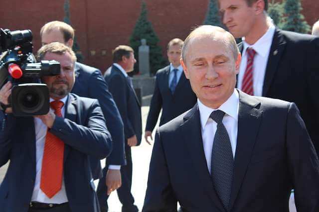 ЕС введет санкции против Владимира Путина и Сергея Лаврова