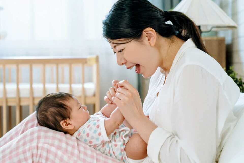 Матери могут использовать пение для общения с младенцами