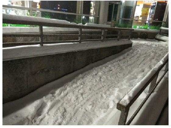 Петербуржцы рассказали о заваленных снегом пандусах при входе в поликлинику