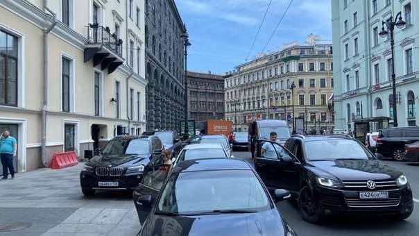 Медицинская маска и наклейки: как петербургские автолюбители избегают платы за парковки в центре города