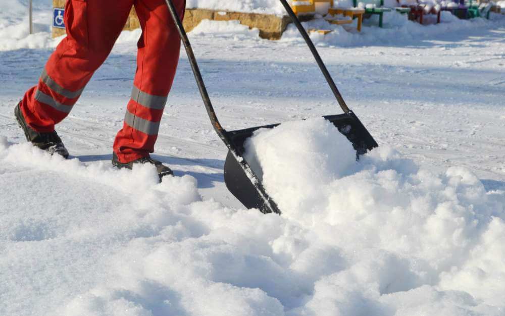 Артист Семин назвал опасной для жизни ситуацию с уборкой снега в Петербурге
