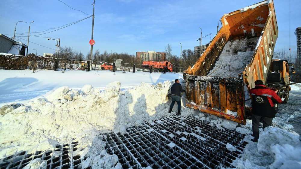 Снегоплавильни Петербурга стали хуже утилизировать снег по сравнению с прошлым годом