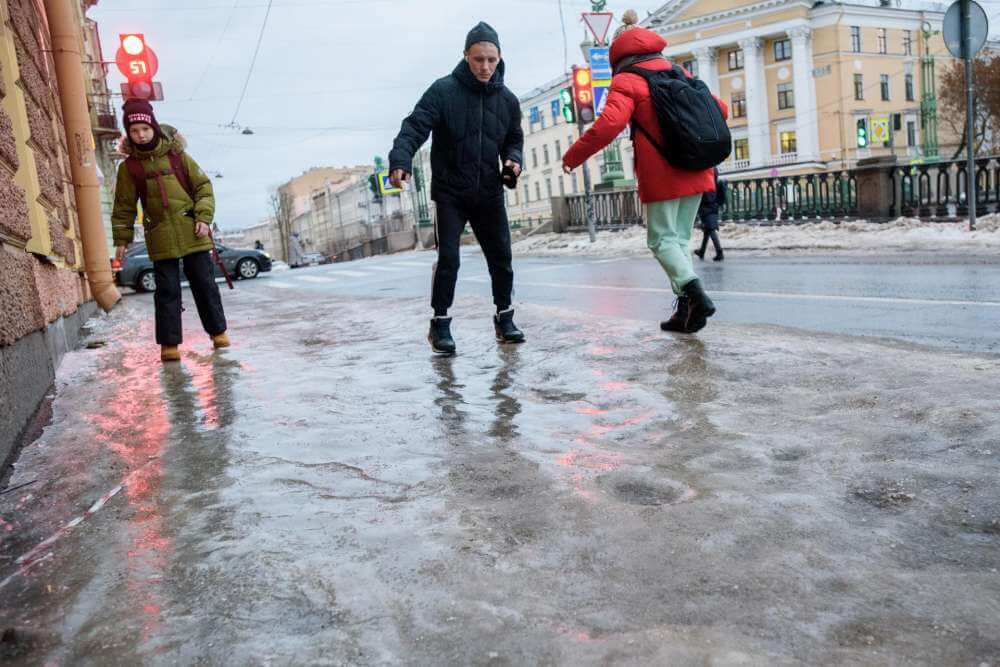 Коммунальщики Петербурга выплатят более миллиона рублей пострадавшим от падений на льду жителям