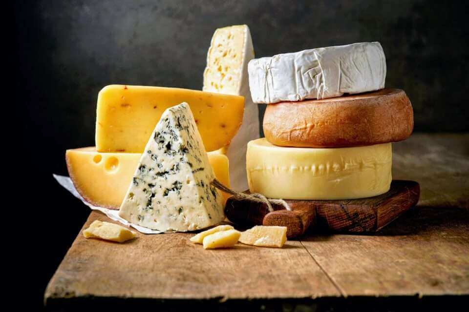 Сыр может содержать питательные вещества, предотвращающие снижение когнитивных способностей