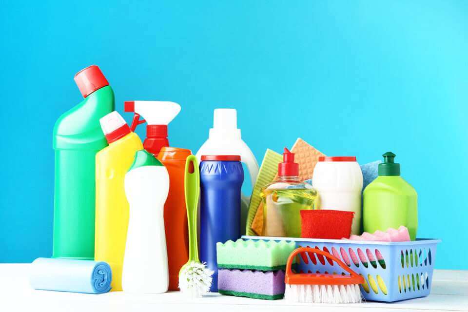 Обычные бытовые чистящие средства выделяют сотни токсичных химикатов