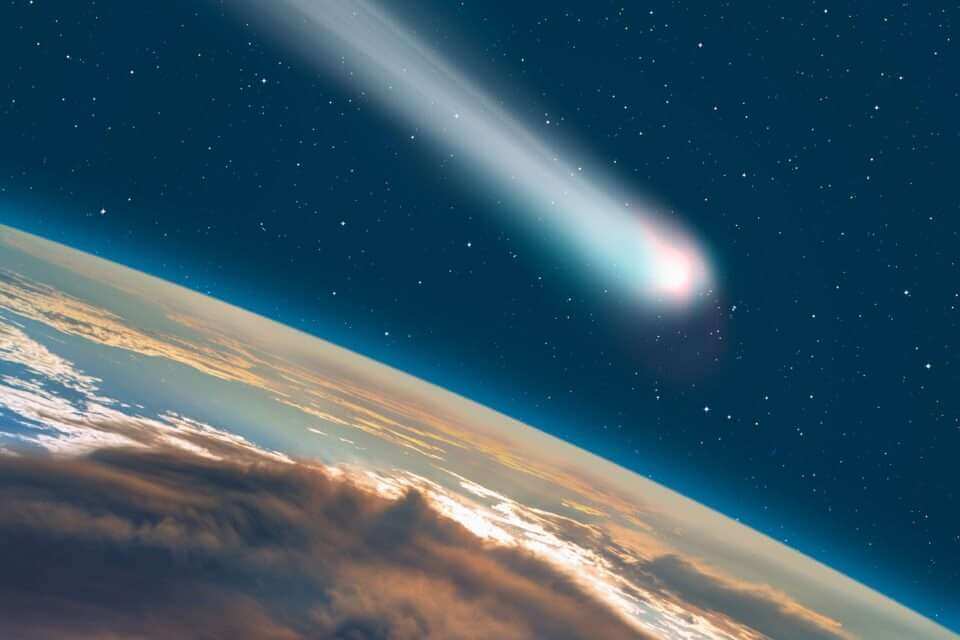 Массивная комета, взорвавшаяся в космосе, направляется к Земле