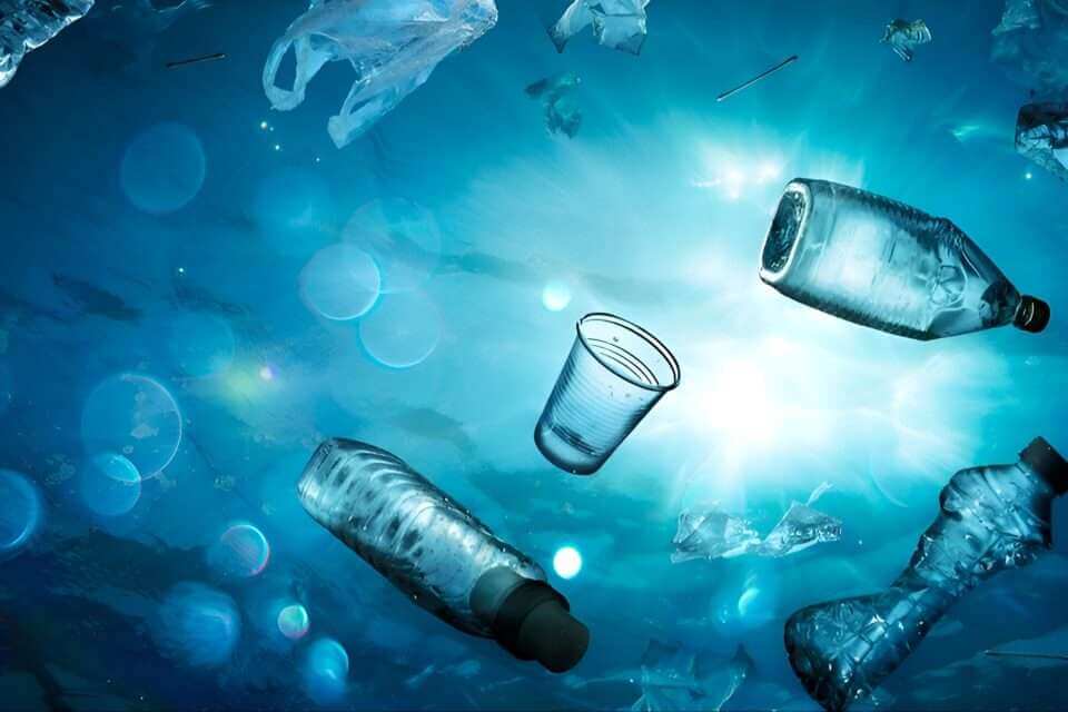 Бактерии могут разрушать ПЭТ-пластик, загрязняющий океанскую воду