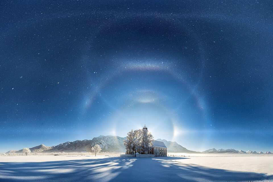 Захватывающая фотография показывает "ледяной ореол", формирующийся вокруг Солнца